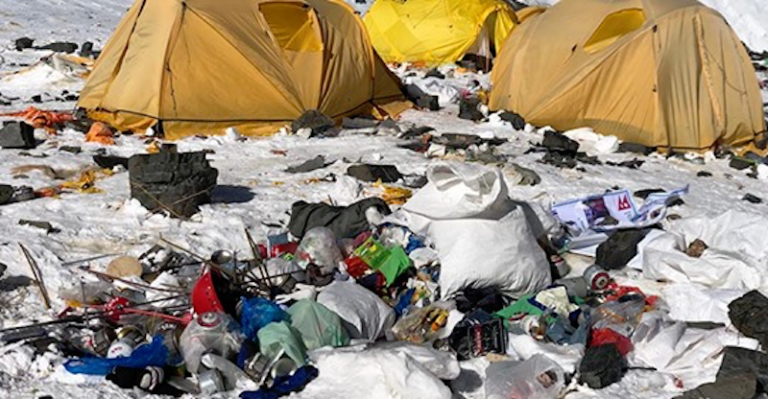 Raccolte 10 tonnellate di spazzatura sull’Everest