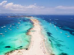 Una Crociera a Ibiza: Tra Storia, Spiagge e Vita Notturna Una Crociera a Ibiza: Tra Storia, Spiagge e Vita Notturna